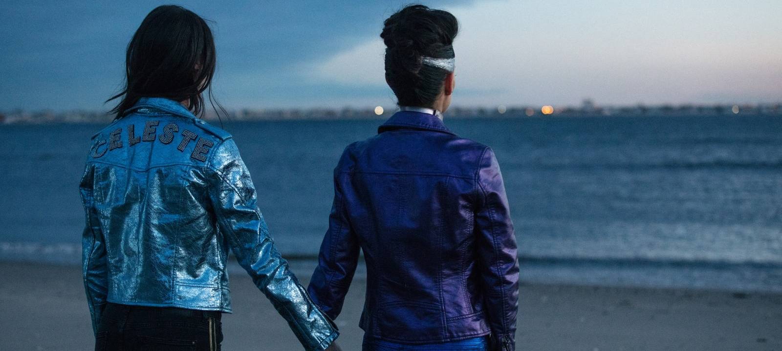 Celeste steht mit Albertine am Meer. Die Beiden finden wieder zusammen.