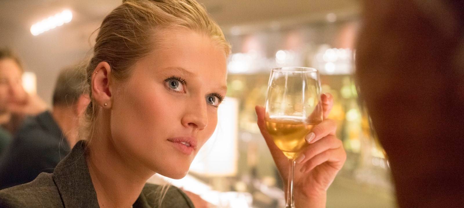 Supermodel Toni Garn in einer Gastrolle.