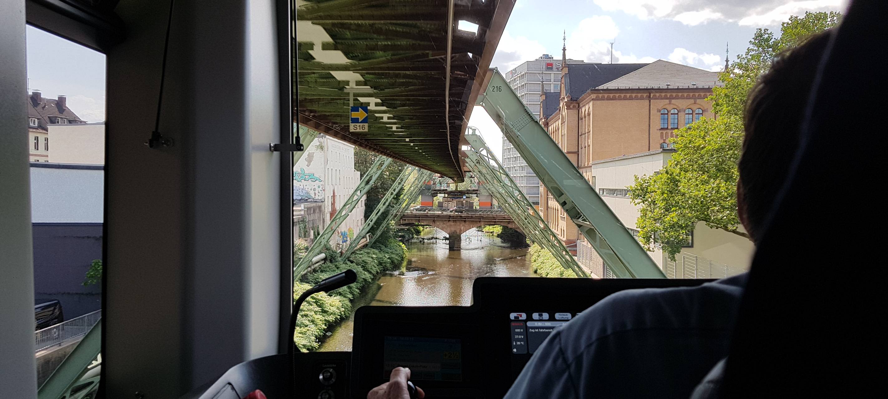 Schwebebahn von innen Fahrer Schwebebahnfahrer Bus Bahn ÖPNV Verkehr Robert-Daum-Platz