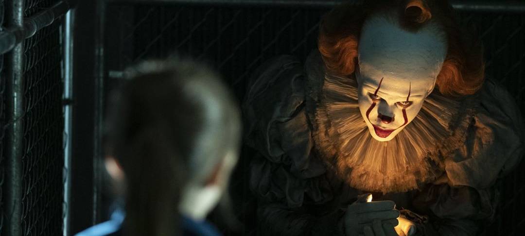 Der Clown Pennywise zeigt sich einem kleinen Jungen.