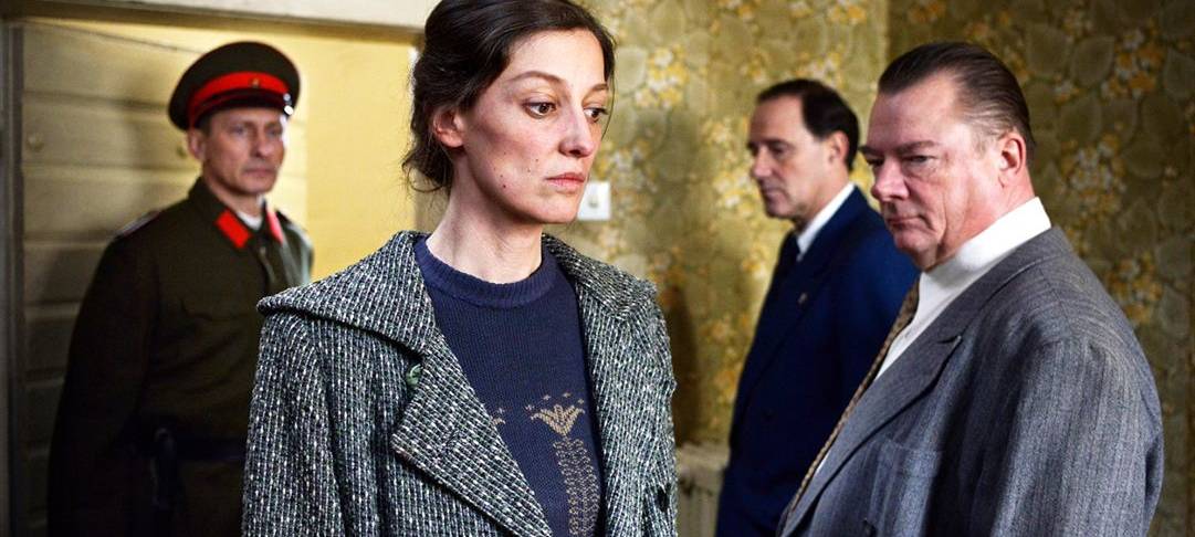 Antonia muss unangenehme Fragen über ihre Vergangenheit beantworten.