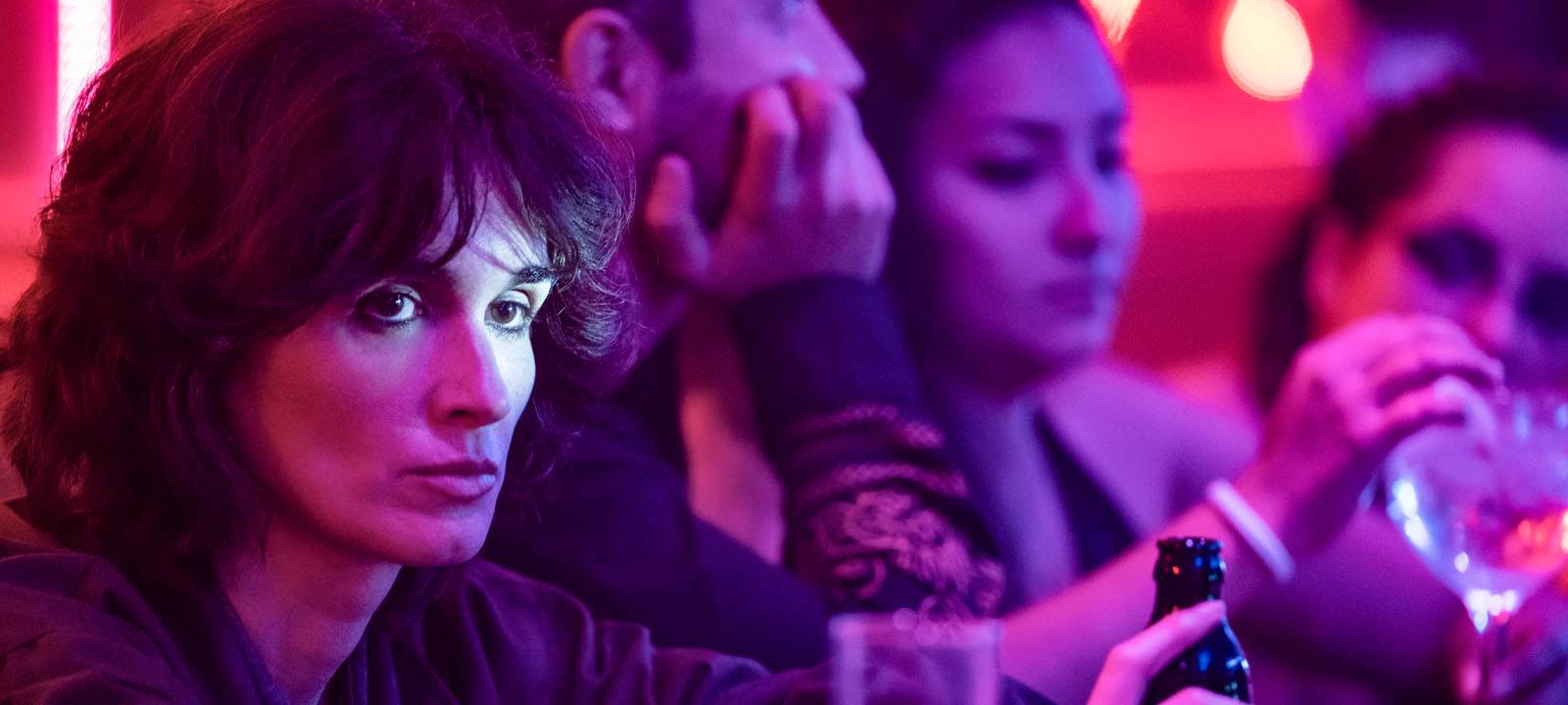 Auch Journalistin Carmen sucht einen geliebten Menschen.