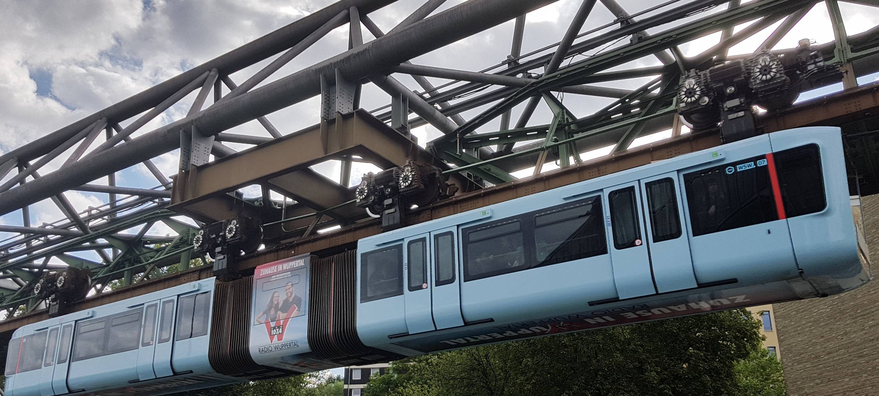 Schwebebahn fährt wieder