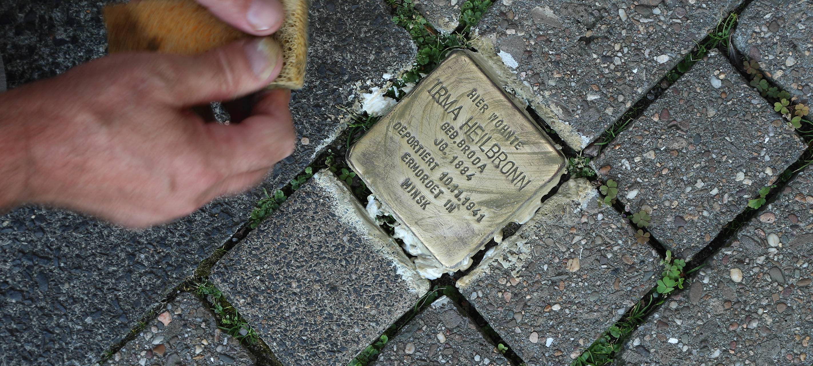 SPD putzt Stolpersteine