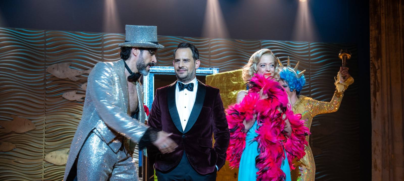 Lisa auf der Bühne des Kreuzfahrtschiffes