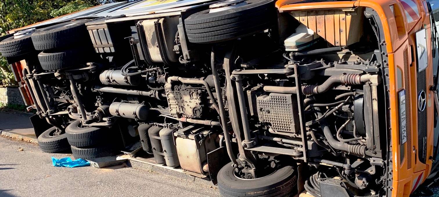 Umgekippter Müllwagen: Ursache noch unklar