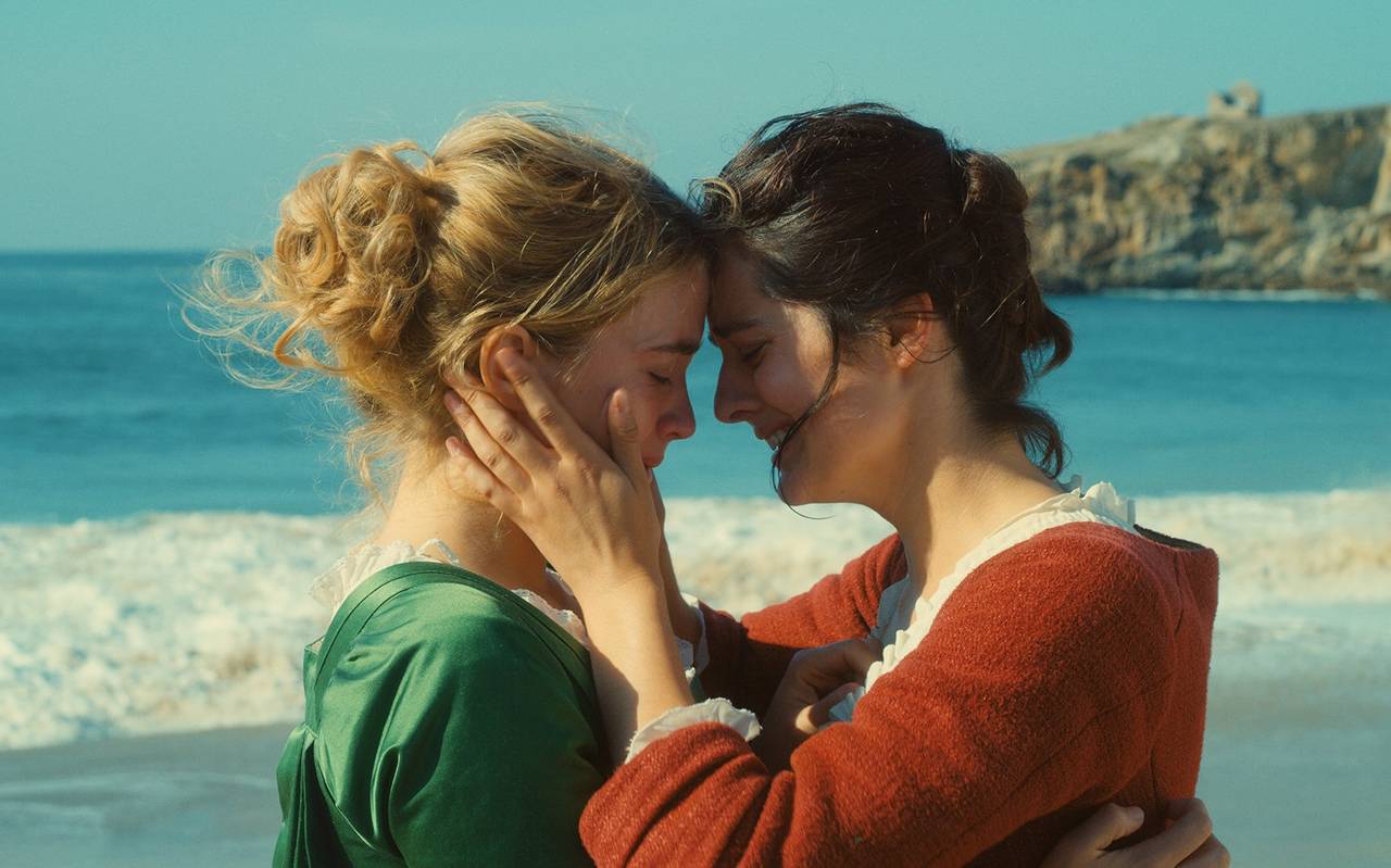 Héloïse und Marianne küssen sich. 