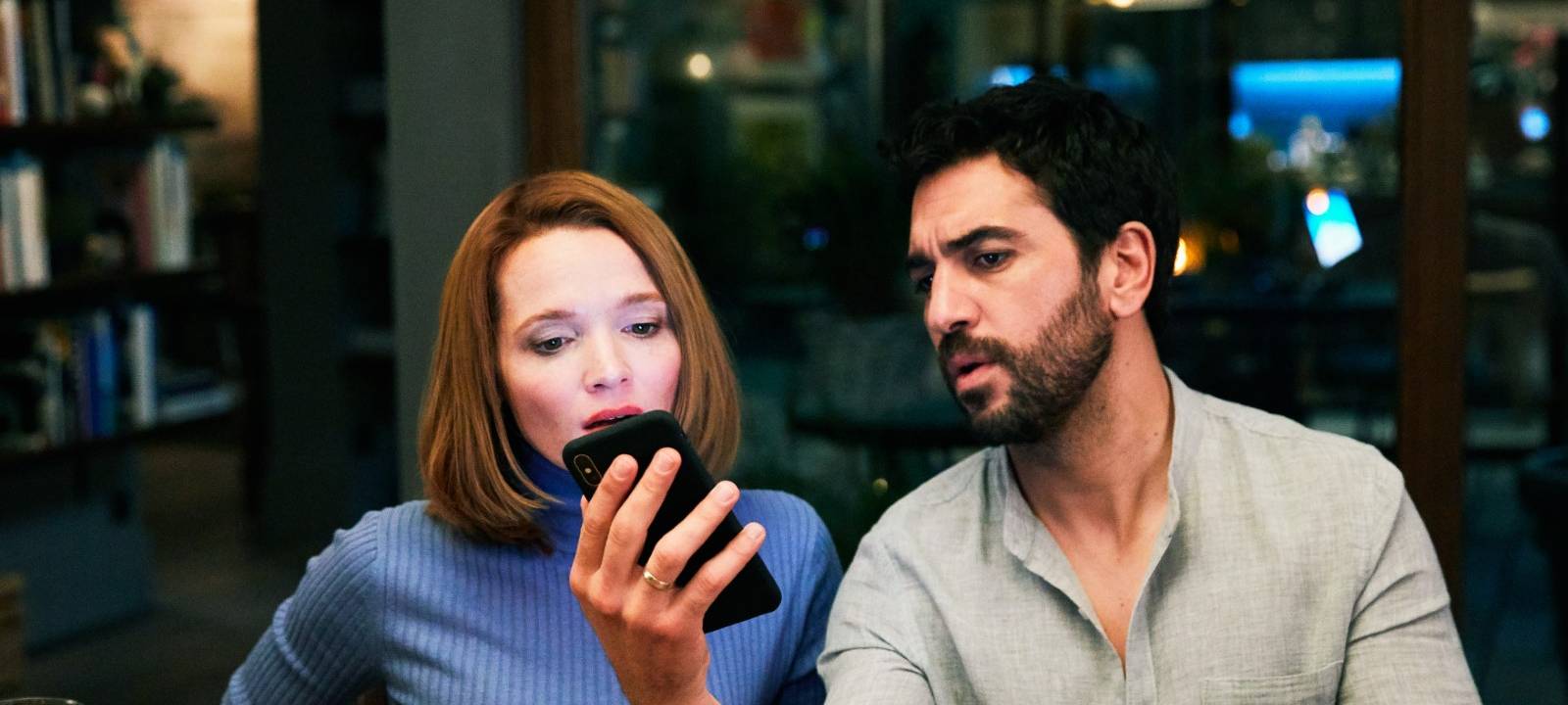 Ein Blick in das Smartphone des Partners kann spannend sein.