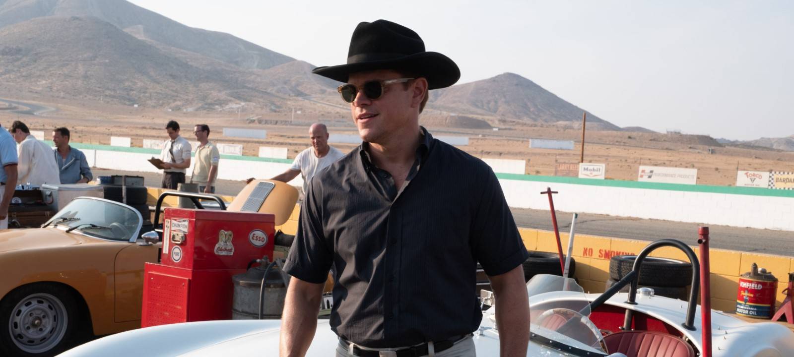 Ingenieur Carroll vor einem Autorennen.