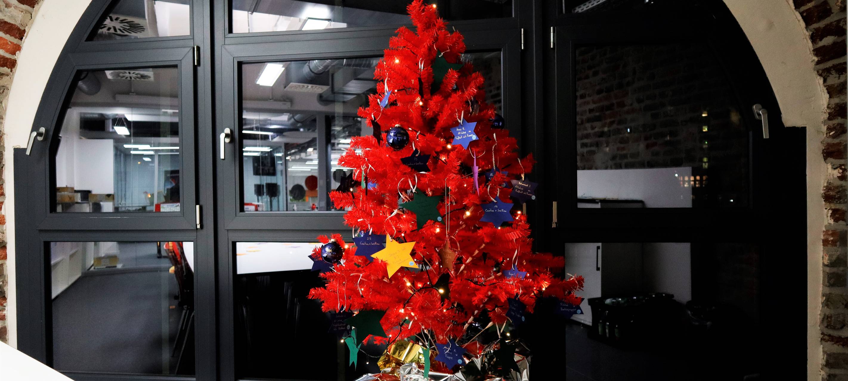 Kinder hängen wieder Wünsche an den Baum