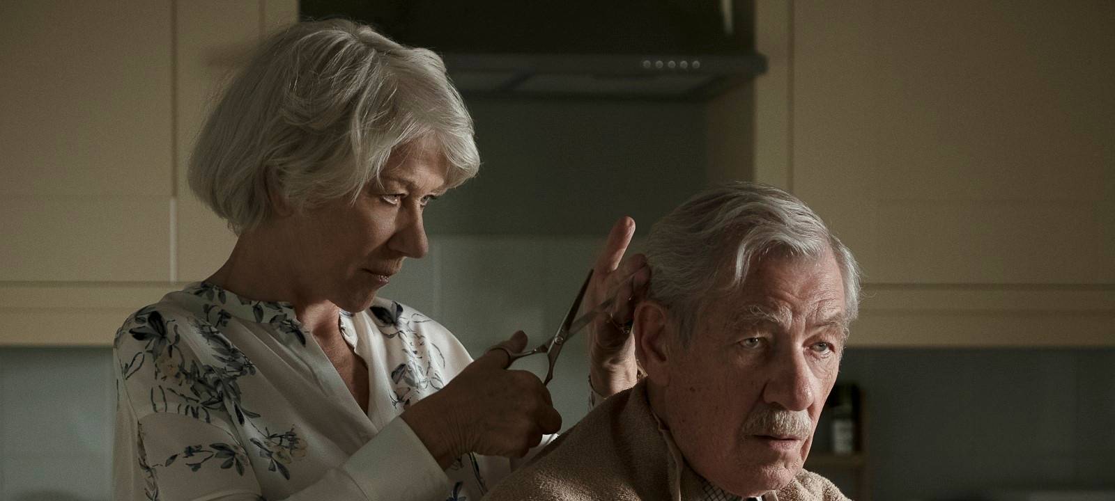 Betty kämmt Roy die Haare.