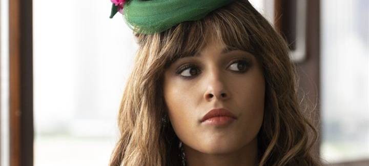 Elena in einem Café.