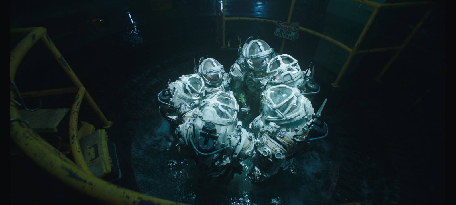 Die Crew geht ins Wasser.