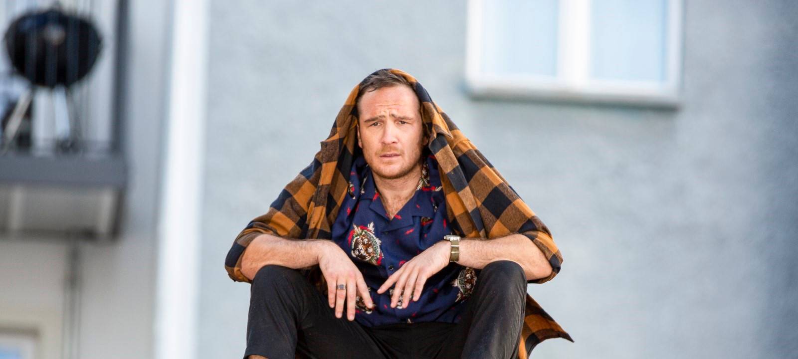 Renzo fleiht über die Dächer der Stadt.