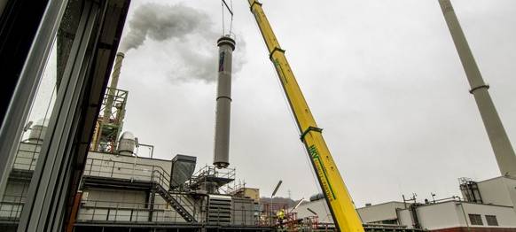 Moderner Schornstein für Bayer-Werk