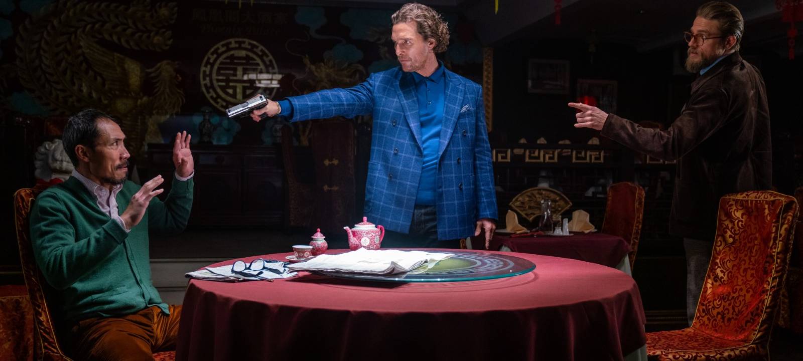 Drogenboss Mickey Pearson teilt aus.