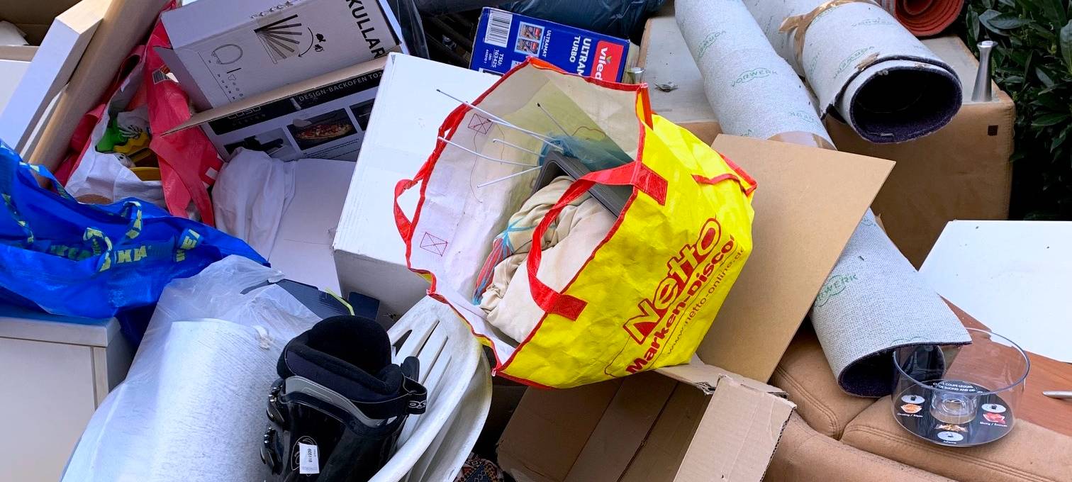 Sperrmüll brennt im Wagen