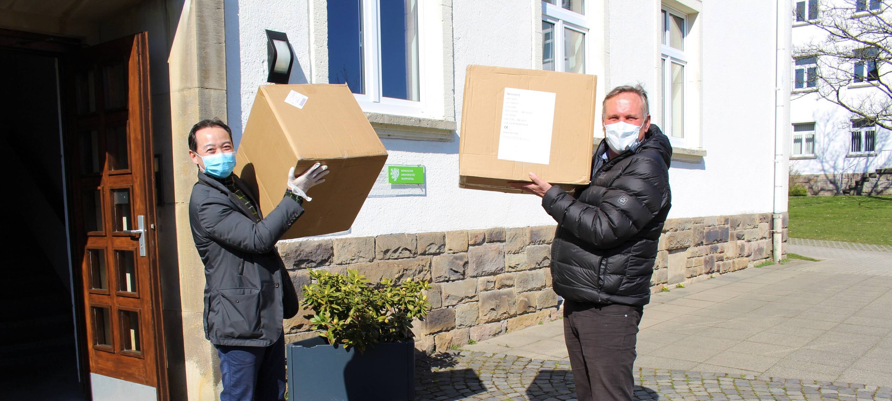Erste Schutzmasken aus China angekommen
