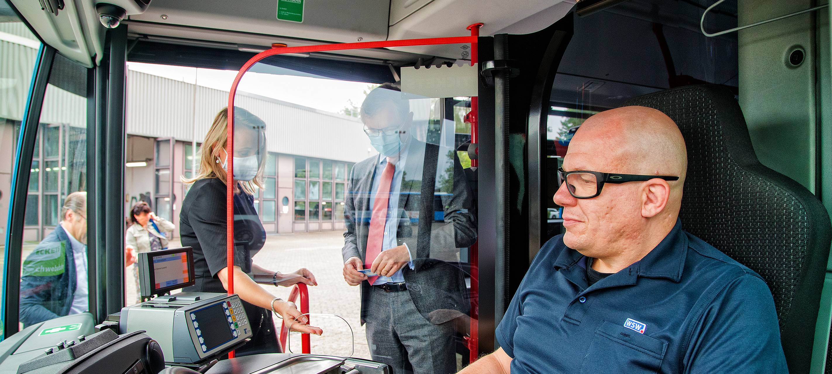 Scheibe schützt Busfahrer und Fahrgäste