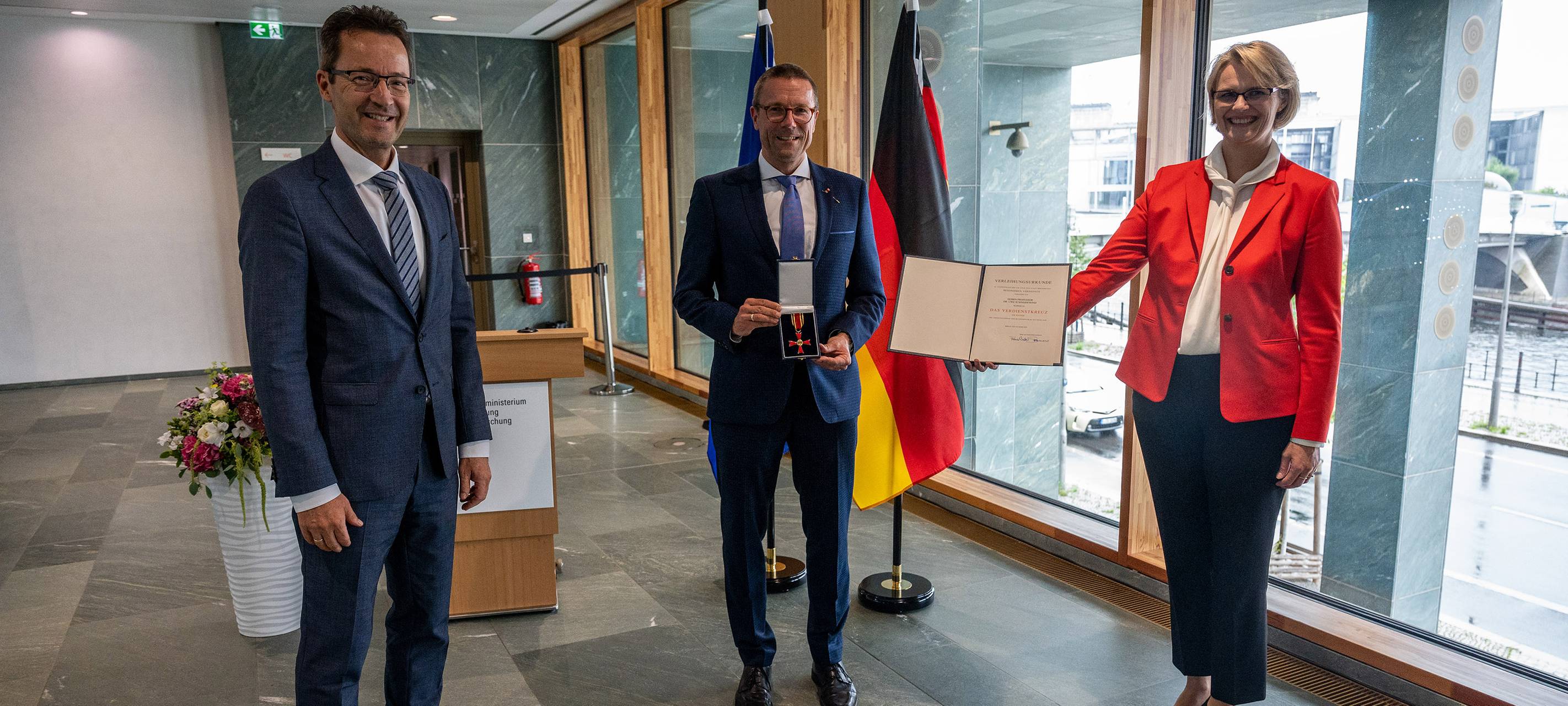 OB-Kandidat Schneidewind erhält Verdienstkreuz