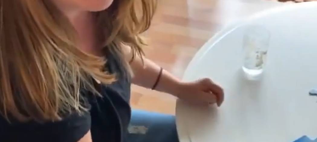 Frau und Sohnemann spielen