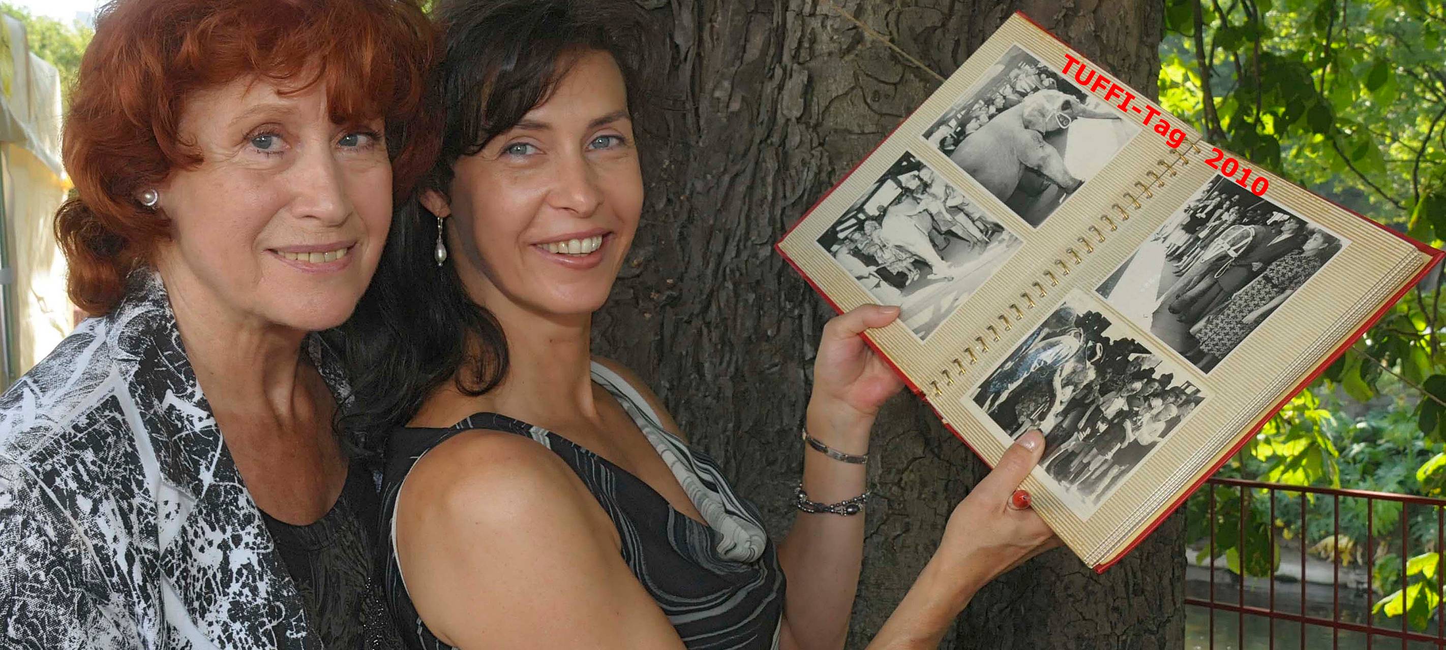 Am Tuffi-Tag vor 10 Jahren blättern die Damen Althoff im Fotoalbum