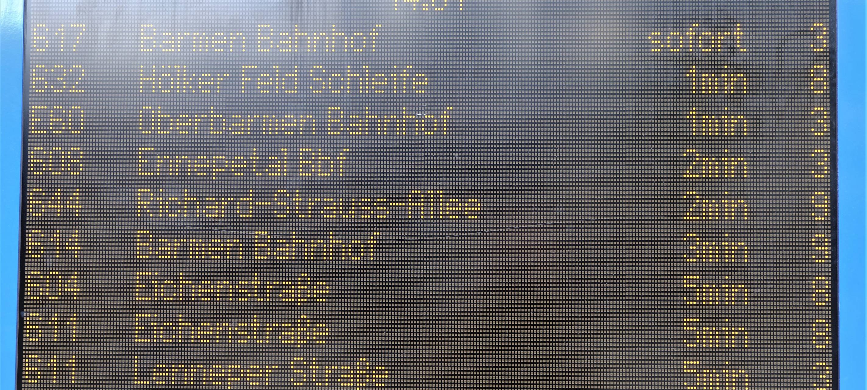 Erste Bushaltestelle mit grünem Dach