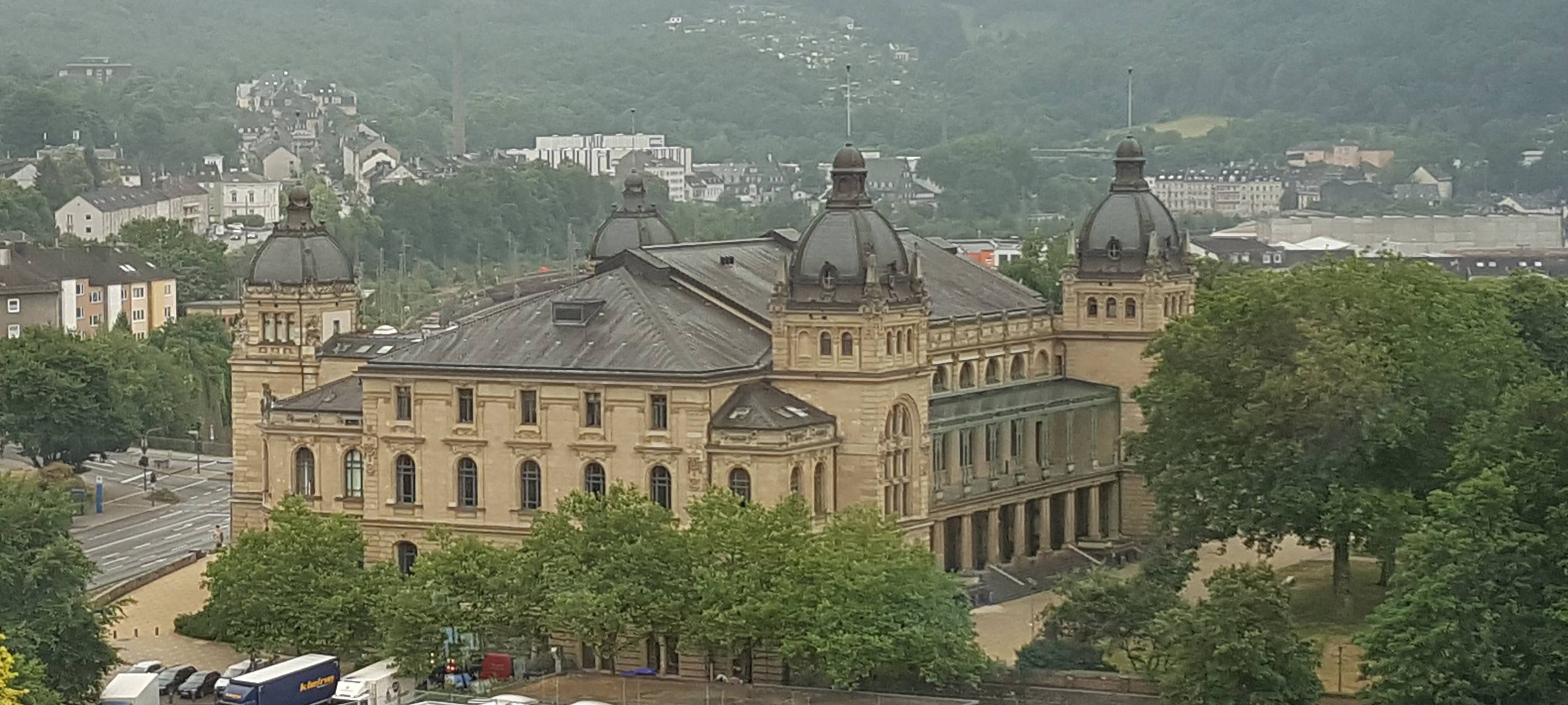 Uni feiert in der Stadthalle