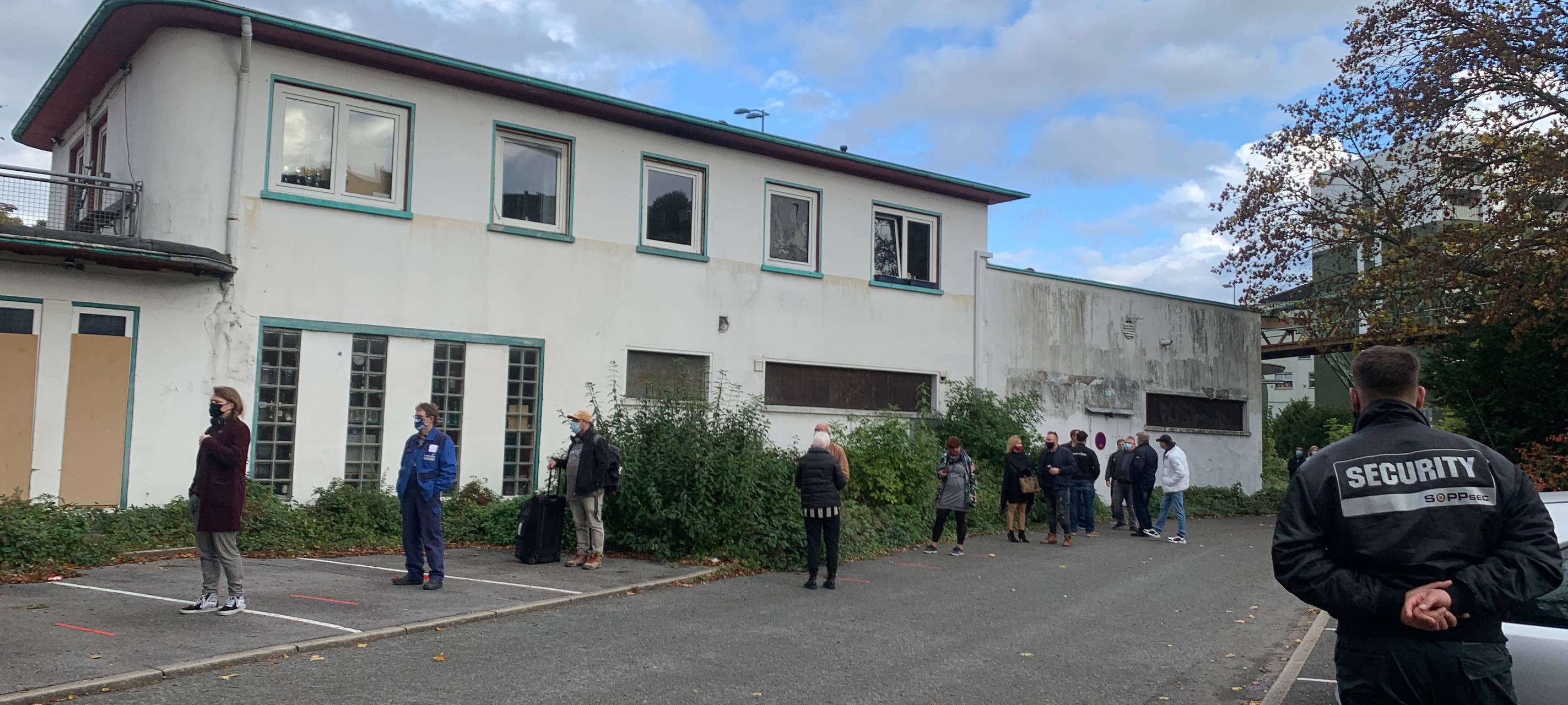 Lange Schlange vor Testcontainer