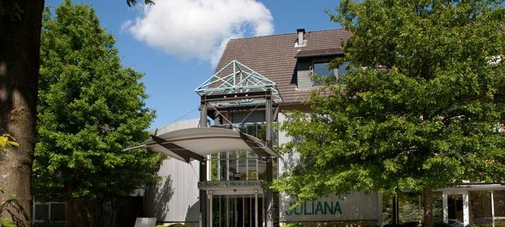 Raser vor der Reha-Klinik