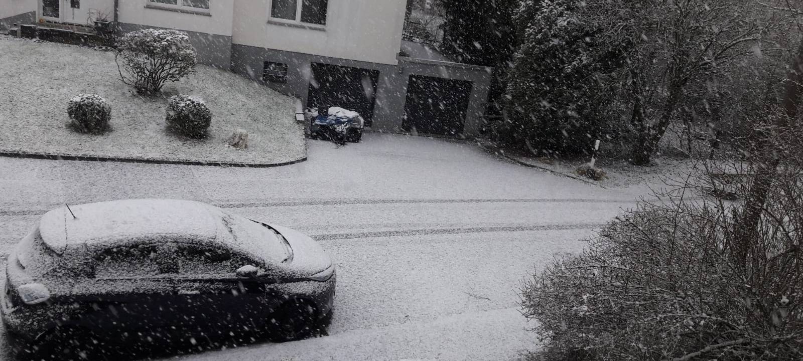 Warnung vor Straßenglätte