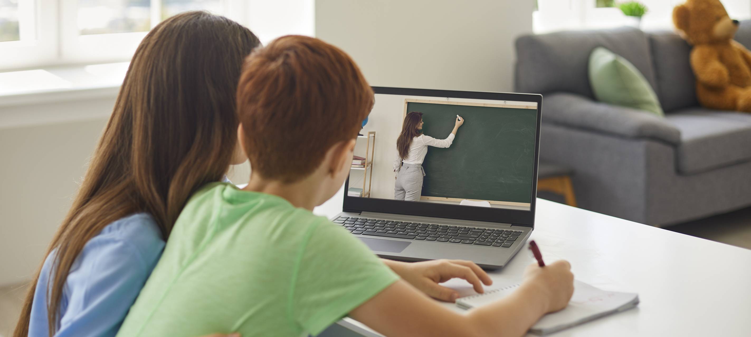 Eltern betreuen Kinder meist zuhause