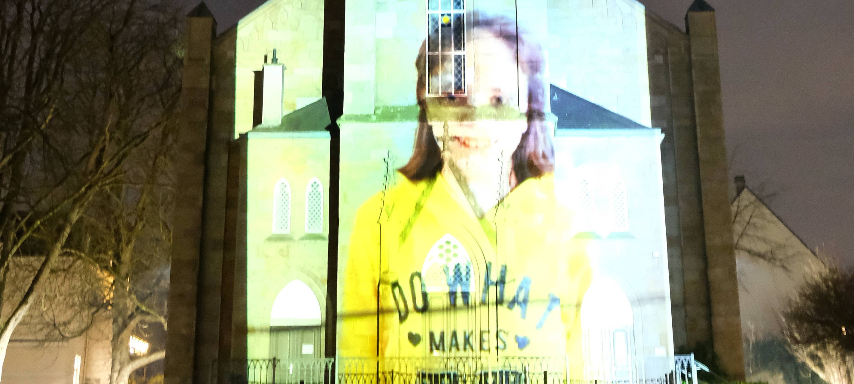 Überlebensgroße Portraits auf Kirche