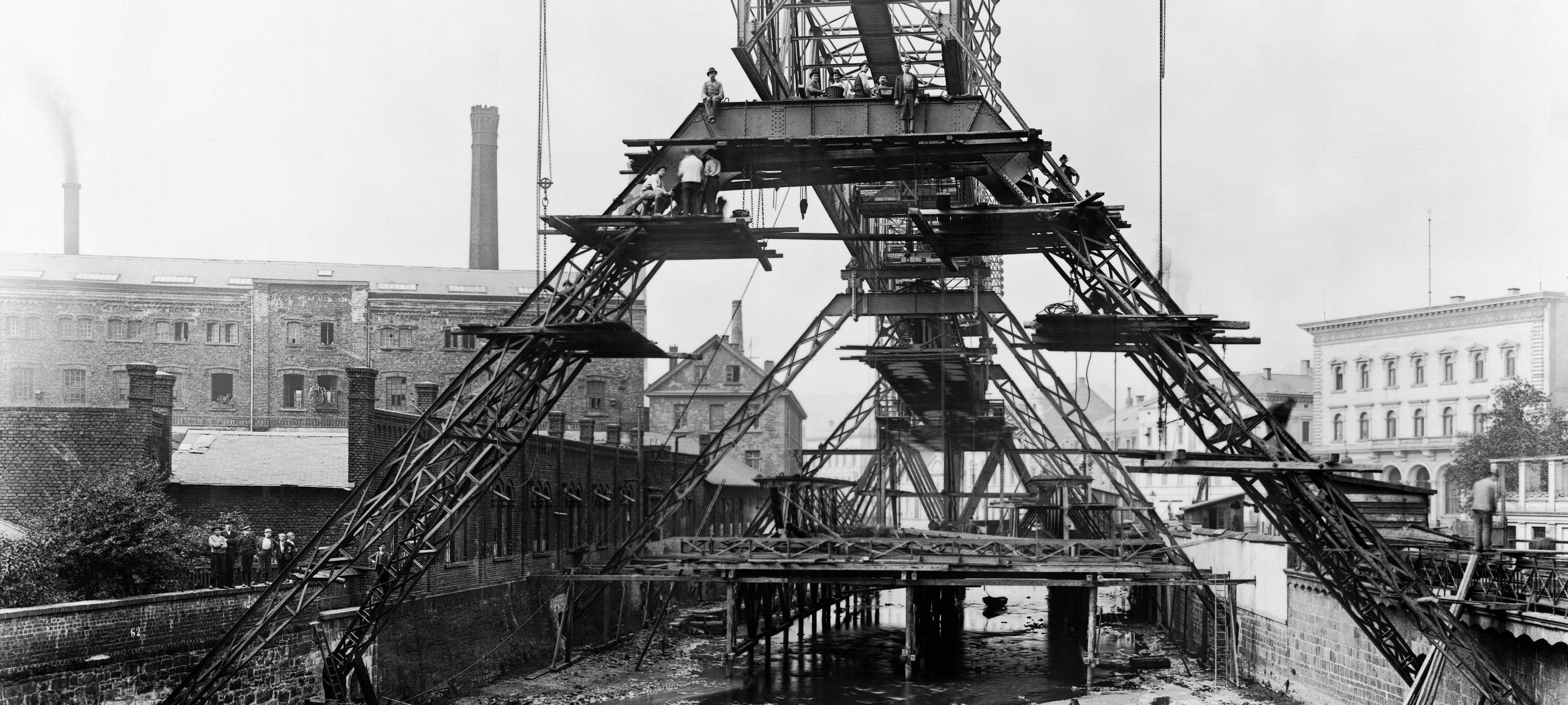 Die Schwebebahn wird 120 Jahre alt