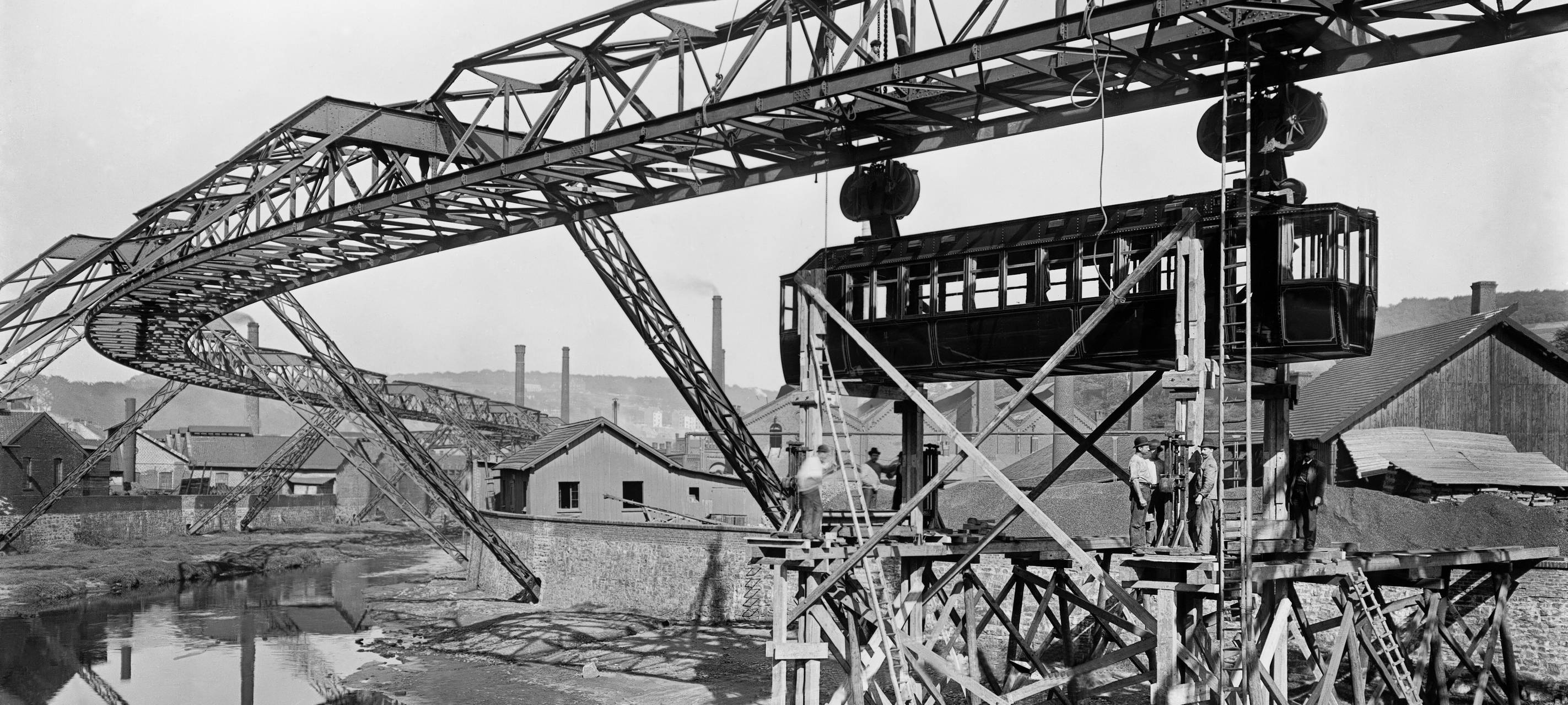 Die Schwebebahn wird 120 Jahre alt