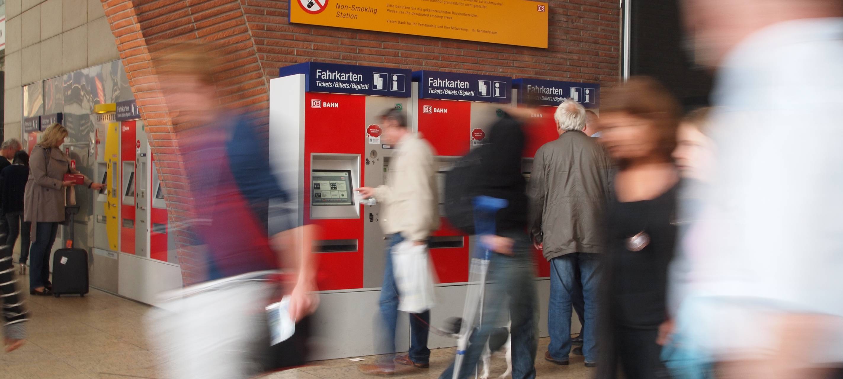 Neue grüne Fahrkartenautomaten