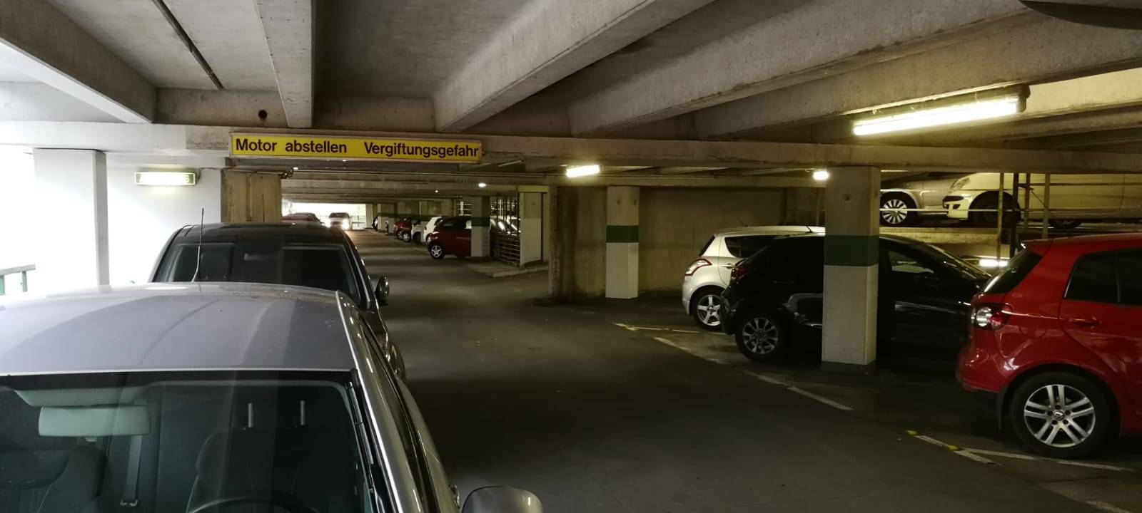 Fahrerflucht nach Unfall im Parkhaus