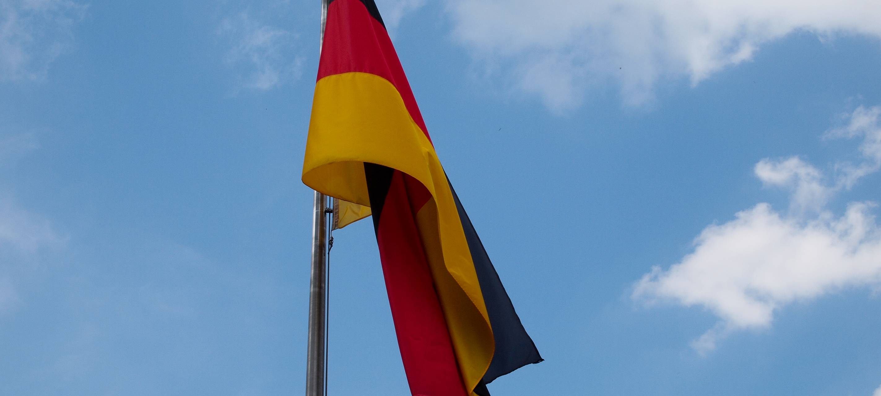 Flaggen an vielen öffentlichen Gebäuden
