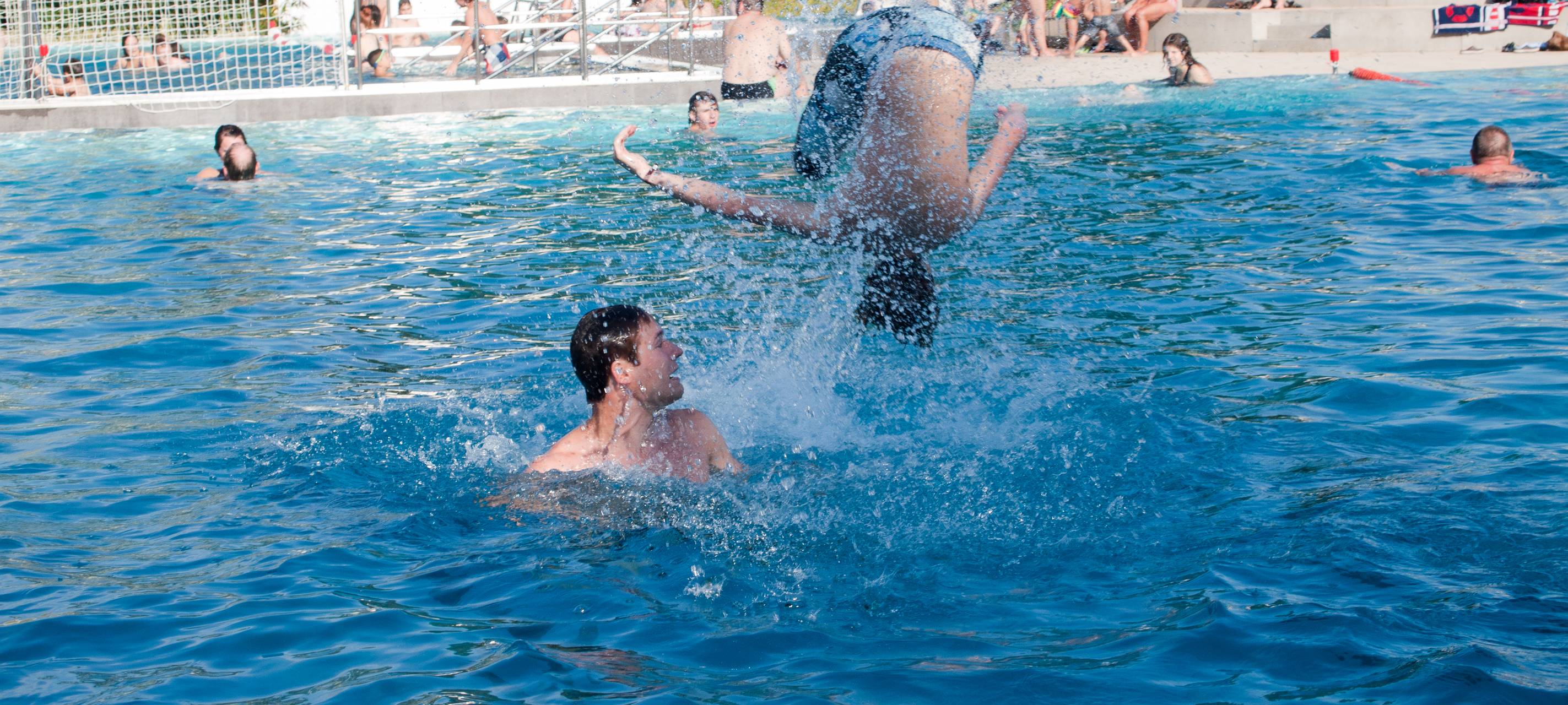 "Oben ohne" beim Schwimmen?