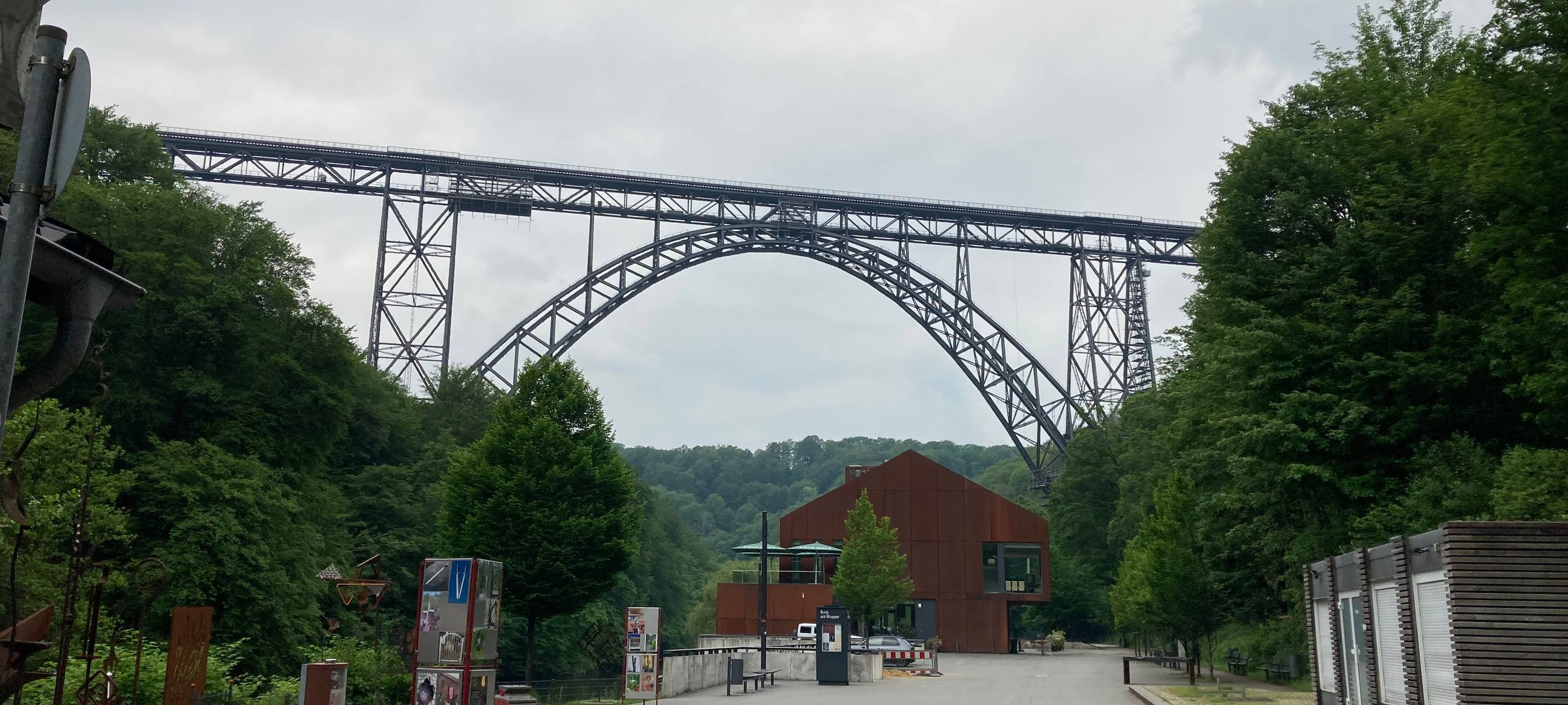 Der Brückensteig: 107 Meter über der Wupper