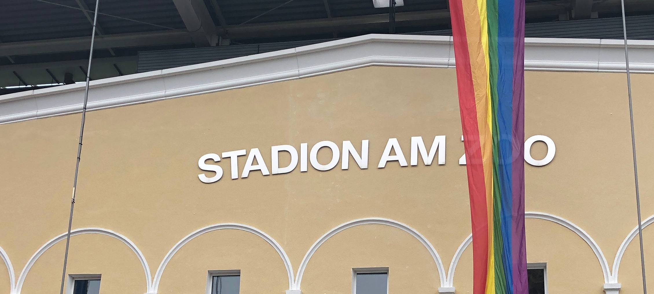 Regenbogenfahne am Stadion