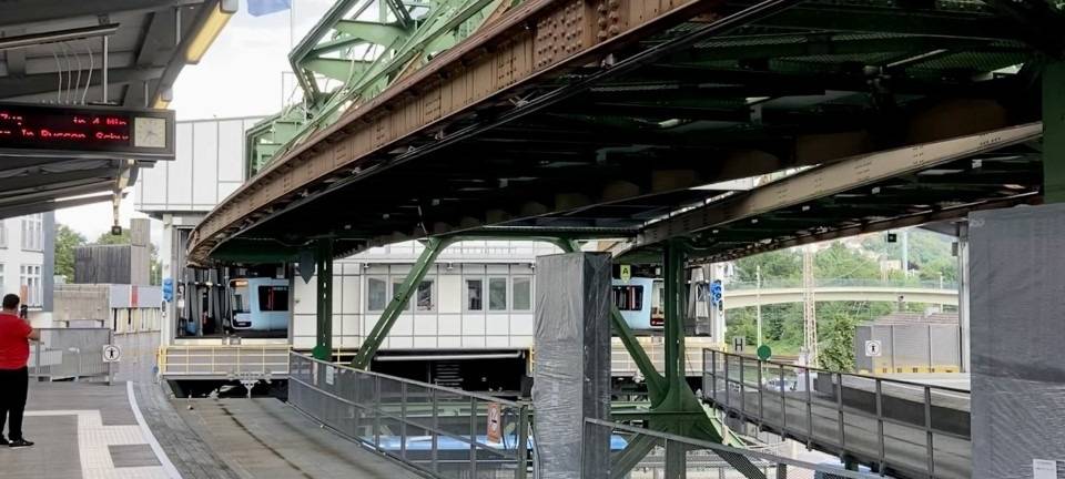 Schwebebahn: Bewaffneter Mann begrapscht Jugendliche