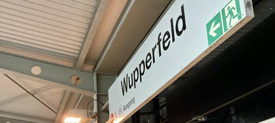 WSW erneuern Bahnsteigkanten am Wupperfeld