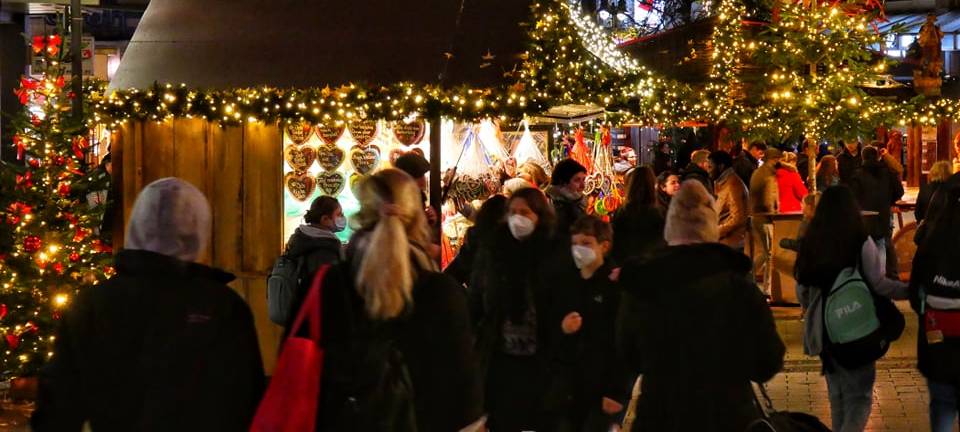 Weihnachtsmarkt mit großem Riesenrad
