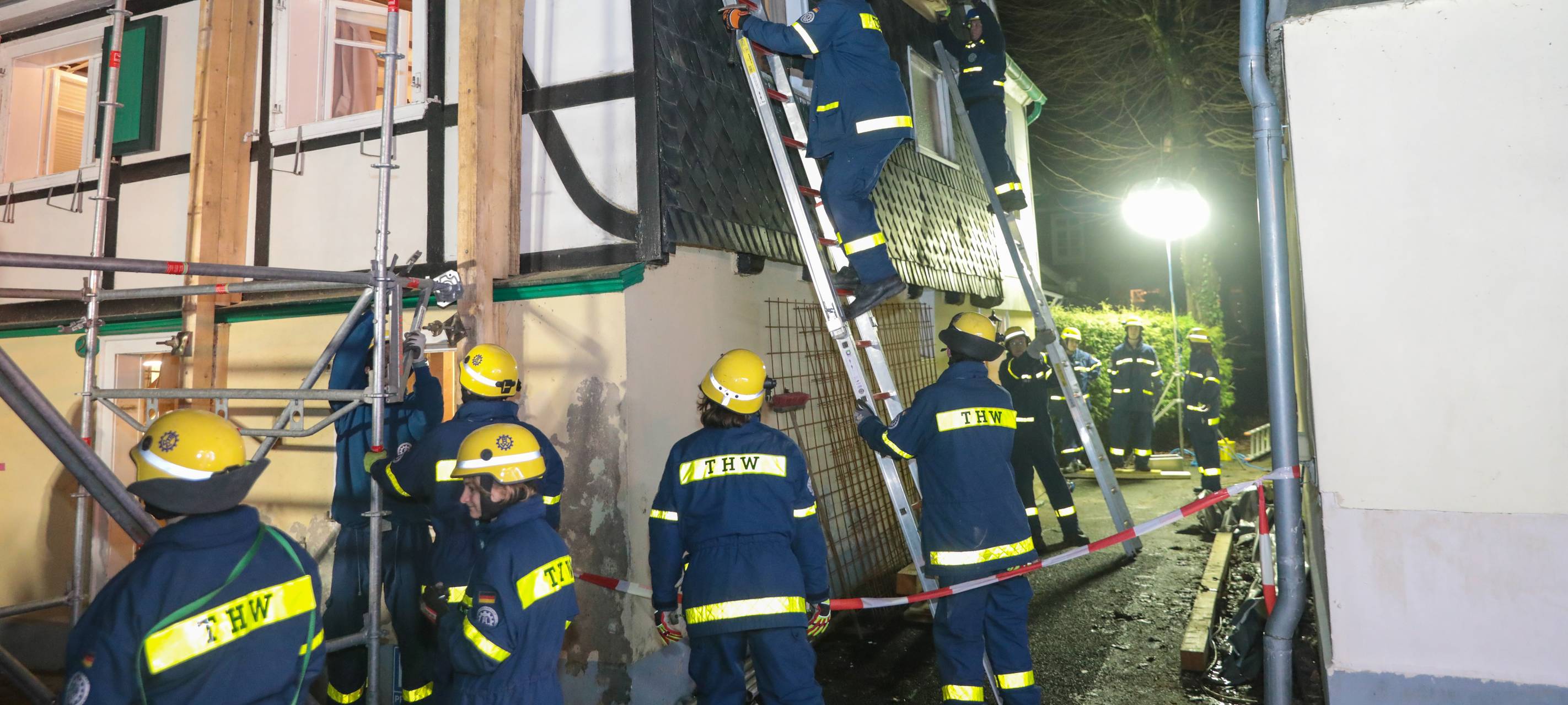 THW arbeitet weiter an einsturzgefährdetem Haus