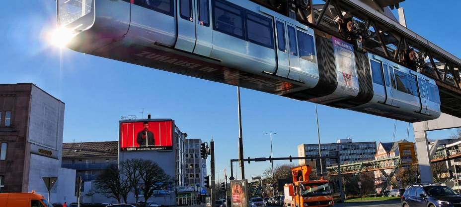 Schwebebahn fährt wieder