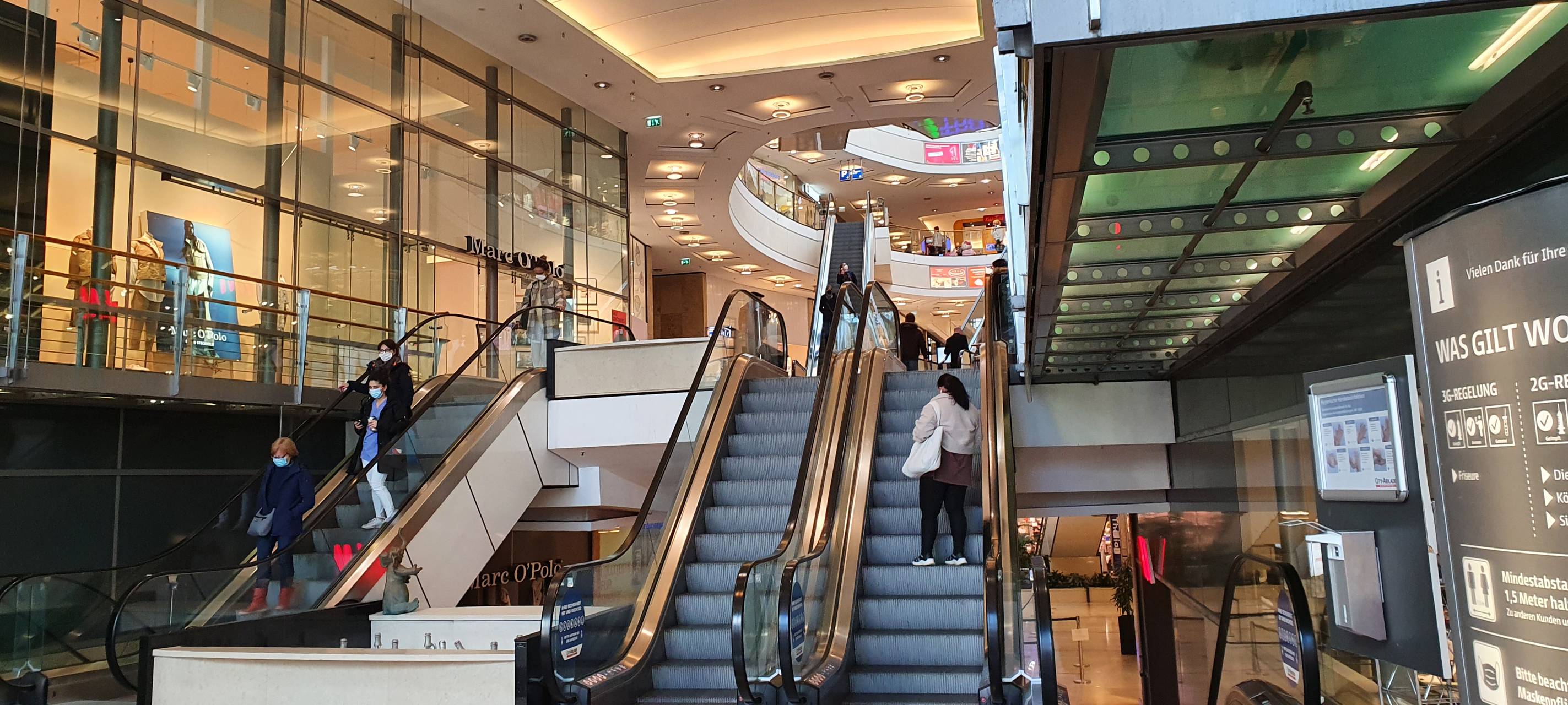 Überfall auf der Rolltreppe