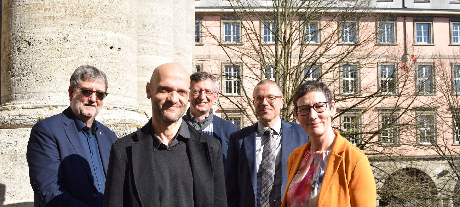 Braus bleibt Intendant
