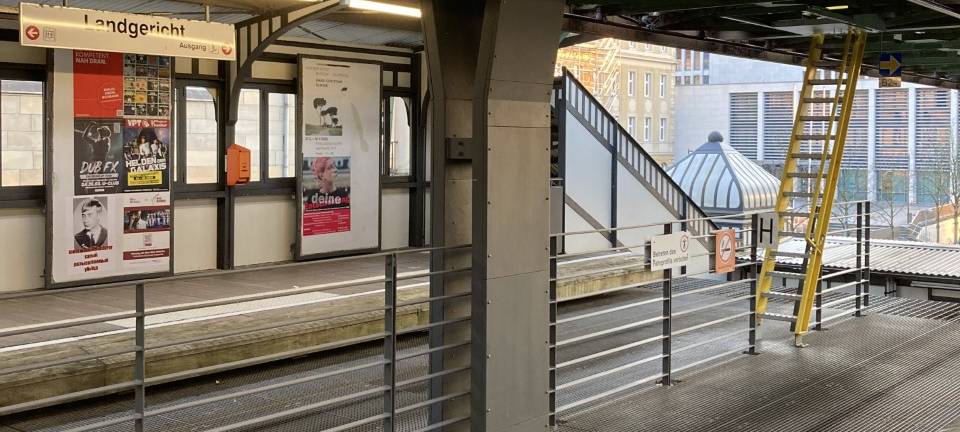 Schwebebahn fährt wieder