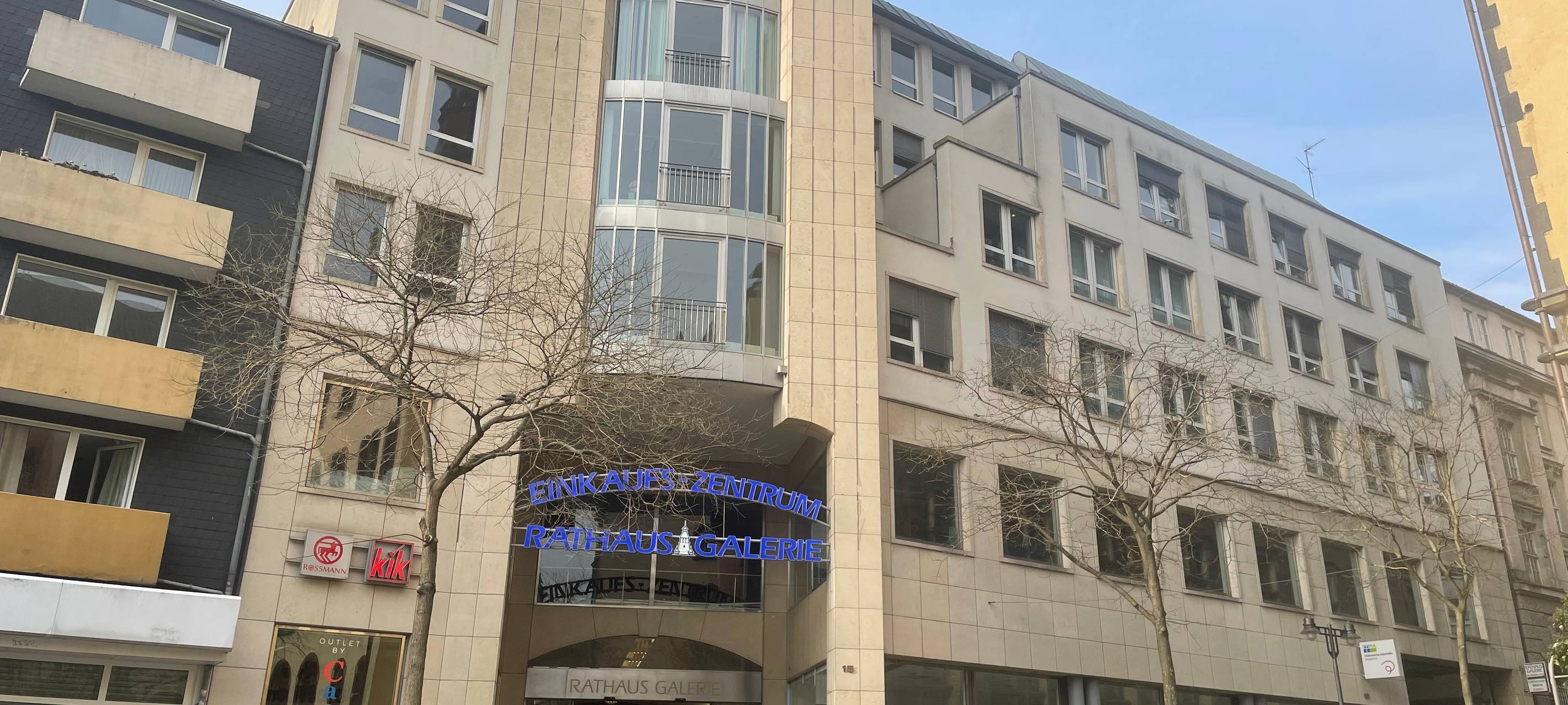 Feuerwehr misst im Parkhaus